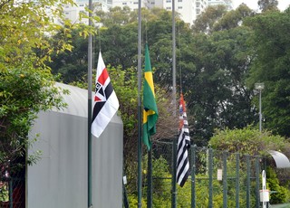 Bandeiras a meio mastro no CT do São Paulo (Foto: Érico Leonan / saopaulofc.net)