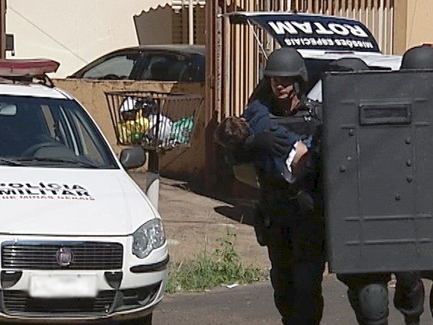 criança refém cárcere Uberaba resgate (Foto: Reprodução/ TV Integração)