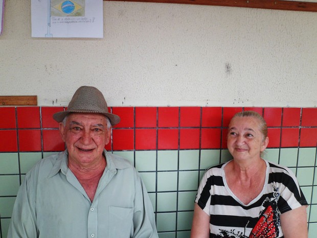 Dona Maria Helena, de 65 anos, e Vitor Peters, de 70 anos, saem logo cedo para votar. Ela porque gosta de política, ele porque se comprometeu com uma amiga que é candidata. (Foto: Elaíse Cidral/ De Olho no Voto)
