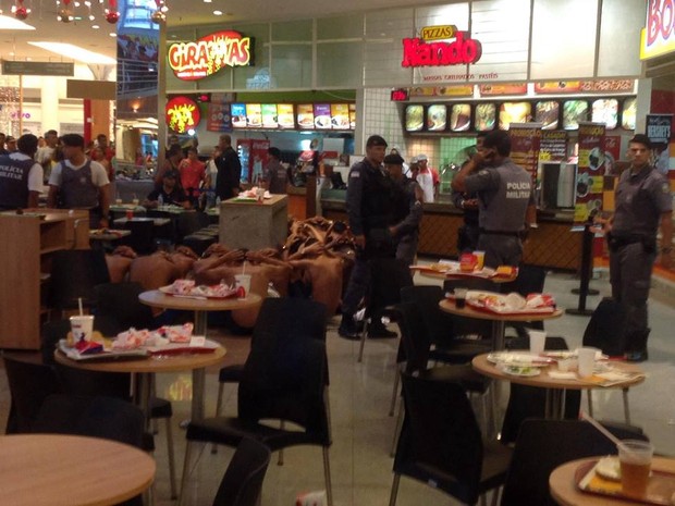 Polícia abordou vários jovens no shopping. (Foto: Divulgação)