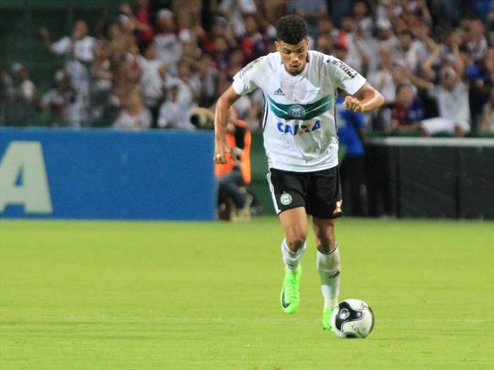  Palmeiras oferece R$ 10 milhões para ter Juninho, zagueiro do Coritiba