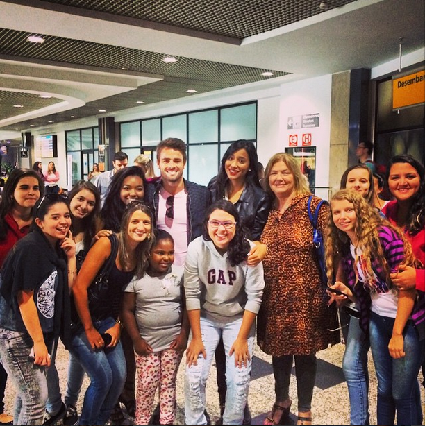 Rafael Licks e Talita Araújo com fãs (Foto: Reprodução/Instagram)