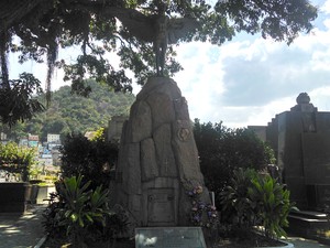 Túmulo do inventor do avião, Santos Dumont, sepultado no Cemitério São João Batista, no Rio de Janeiro. Esta é uma das atrações da visita guiada ao local. (Foto: Cristina Boeckel/ G1)