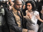 Com vestido que realça curvas, Kim Kardashian causa tumulto em Paris