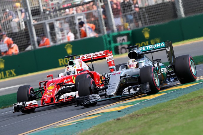 Sebastian Vettel tentou, sem sucesso, passar Lewis Hamilton nas voltas finais do GP da Austrália (Foto: Getty Images)