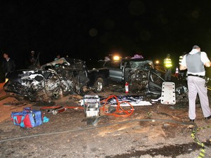 Acidente envolveu um Gol e uma Saveiro (Foto: Viviane Santos/Jornal Regional/Cedida)