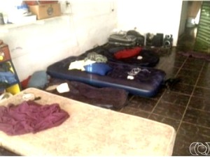 Trabalhadores dormiam no depósito onde ficava o material de trabalho (Foto: Reprodução/TV Anhanguera)