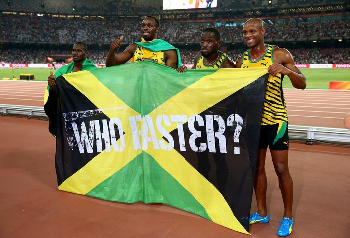 Jamaicanos abrem bandeira para provocar time dos EUA (Foto: Getty Images)