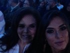 Nicole Bahls assiste ao show de Roberto Carlos com a mãe