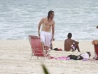 Igor Rickli curte praia com a mulher no Rio