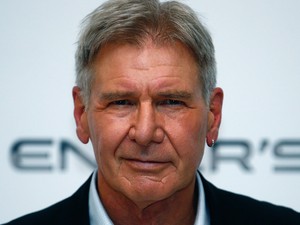O ator Harrison Ford posa para fotos durante um evento do filme 'Ender's Game: O Jogo do Exterminador' em um cinema de Londres, na Inglaterra, em outubro de 2013 (Foto: Andrew Winning/Reuters/Arquivo)