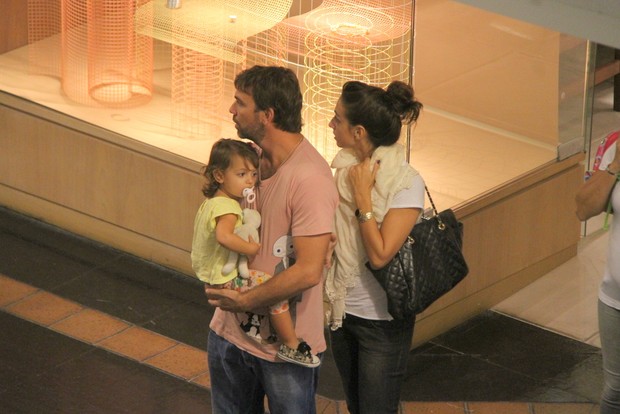 Marcelo Faria com a família em shopping no Rio (Foto: Daniel Delmiro/ Ag. News)