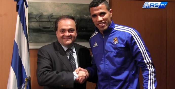 Cobiçado pelo Corinthians, atacante Jonathas fecha com o Real Sociedad