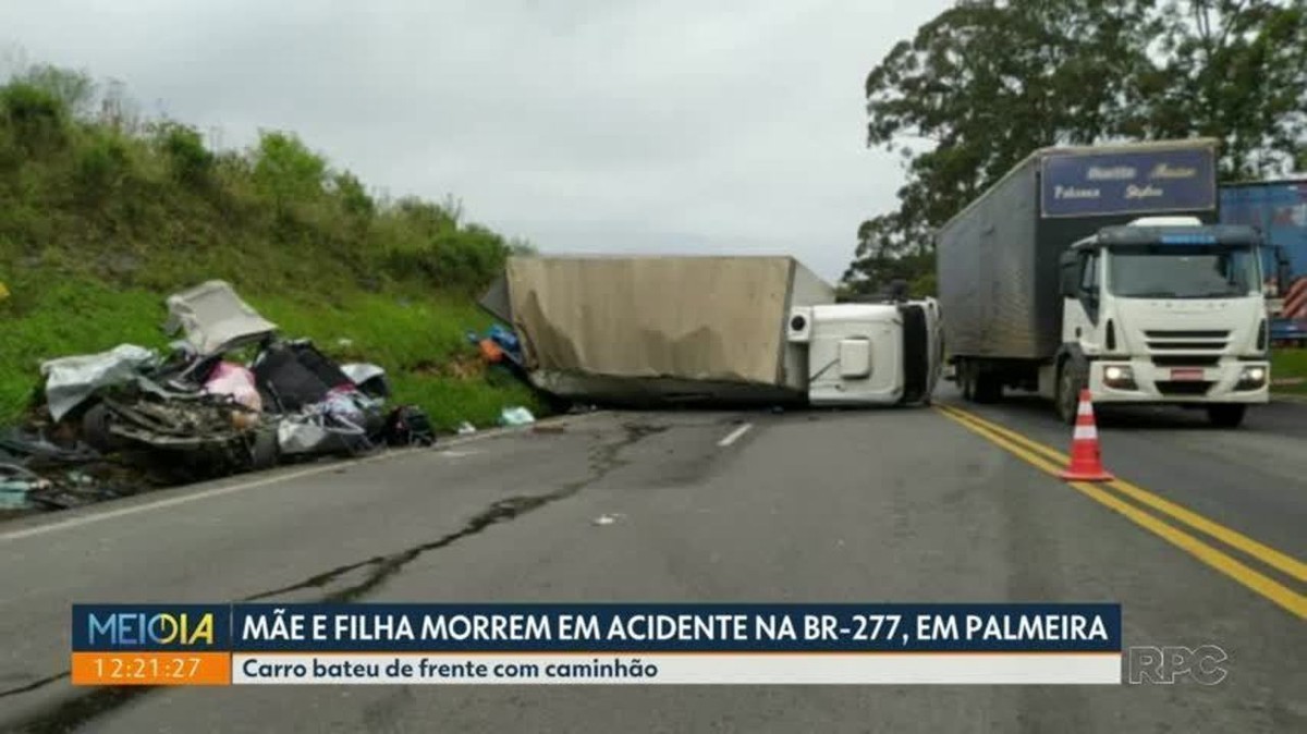 Mãe e criança de 3 anos morrem após carro bater de frente caminhão