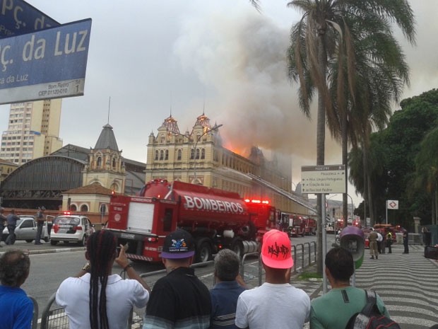 Fogo atinge o Museu da Língua Portuguesa na região central de São Paulo (Foto: Luciana Rossetto/G1)