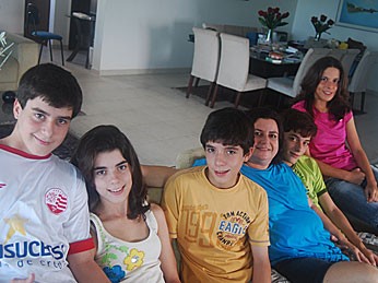 Família recifense com adolescentes quíntuplos (Foto: Roberta Rêgo / G1)