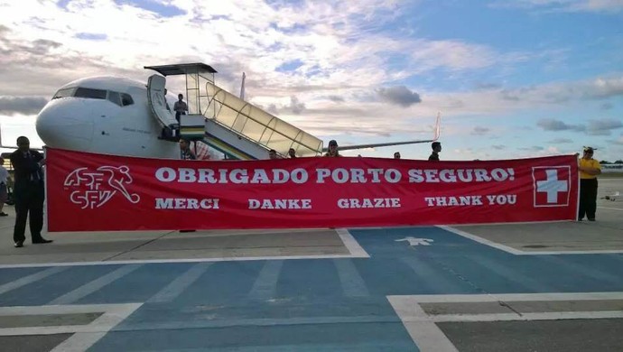Faixa de agradecimento Suiça, Porto Seguro (Foto: Thiago Quintella)