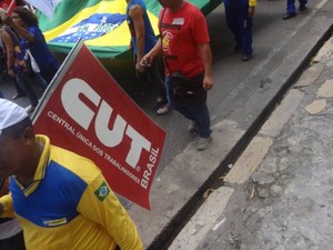 Grupo de manifestantes espera ser recebido por autoridades do Governo do Pará no prédio do CIG. (Foto: G1)