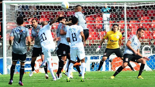Marcos Assunção arrisca falta Santos x Corinthians (Foto: Marcos Ribolli / Globoesporte.com)