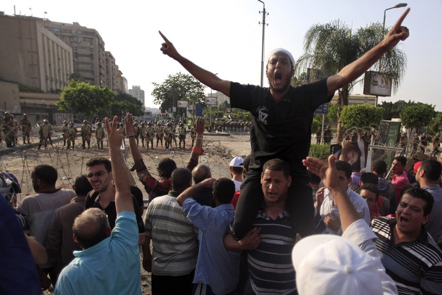 Partidários do presidente deposto Mohammed Morsi protestam em frente à Guarda Republicana no Cairo, Egito. Na manhã desta segunda-feira (8), policiais egípcios abriram fogo contra manifestantes, deixando dezenas de pessoas mortas
