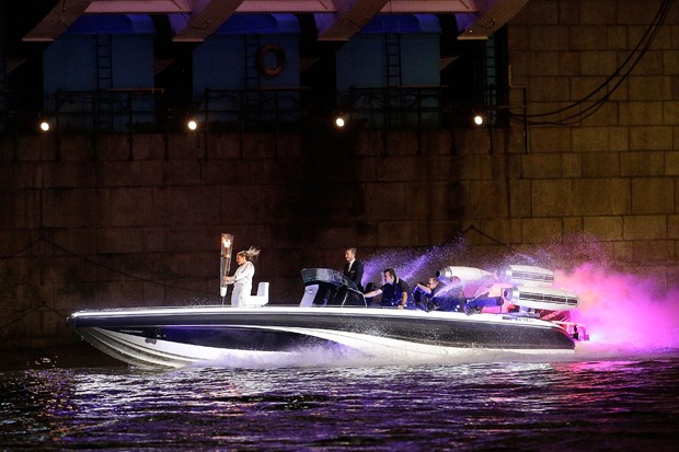 O jogador David Beckham aparece em lancha trazendo a tocha olímpica (Foto: Getty Images)