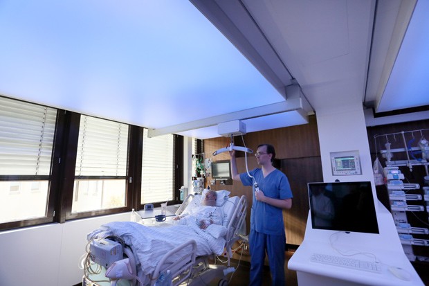 Paciente é atendido em novo quarto de UTI de hospital alemão. (Foto: AFP Photo / DPA / Stephanie Pilick)