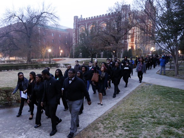 Estudantes da Universidade de Oklahoma protestam contra comentários racistas em um vídeo da fratenidade Sigma Alpha Epsilon (Foto: Steve Sisney/AP)