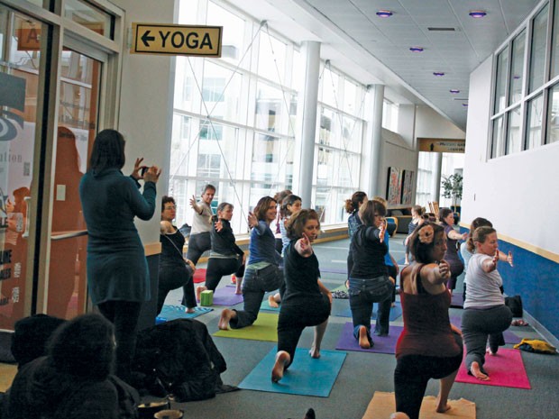 Passageiros praticam ioga no aeroporto internacional de Burlington, nos EUA (Foto: AP Photo/Burlington International Airport)