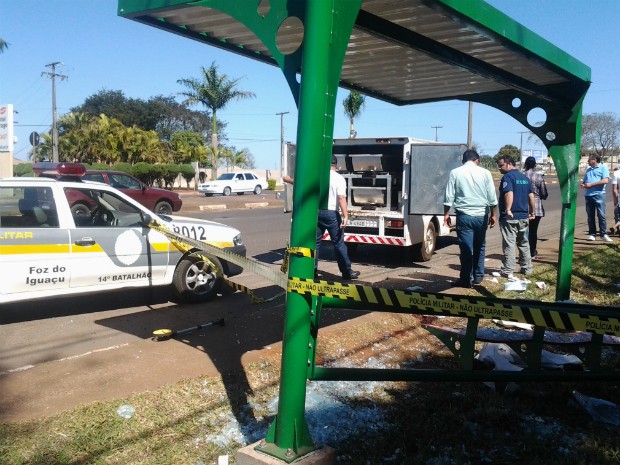 Ponto de ônibus onde estavam a mulher que morreu e as outras duas vítimas ficou praticamente destruído (Foto: Airton Serra / RPC TV)