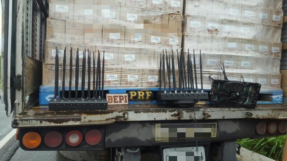 No ve&iacute;culo, foram encontrados aparelhos utilizados para bloquear sinal do rastreador (Foto: Pol&iacute;cia Rodovi&aacute;ria Federal/Divulga&ccedil;&atilde;o)