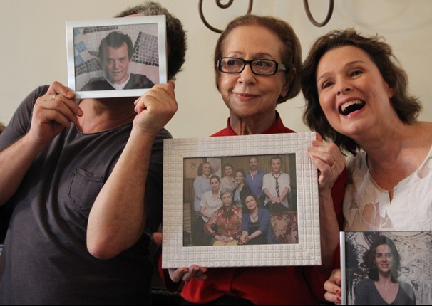 Atores fazem graça com retratos dos personagens (Foto: Divulgação / TV Globo)