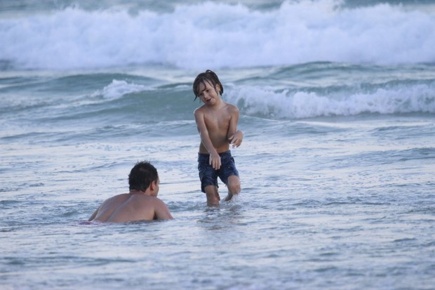Murilo Rosa com o filho na praia (Foto: Dilson Silva/ Ag. News)