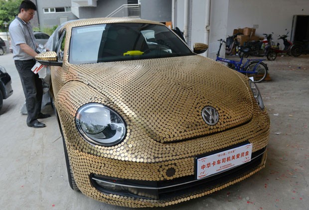 Carro foi coberto com 19.998 moedas de 5 centavos de iuanes (Foto: AFP)