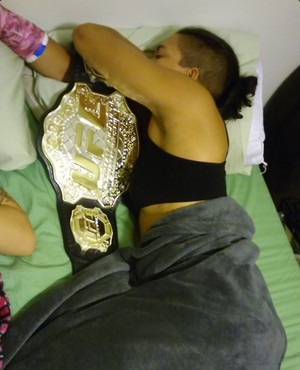 Amanda Nunes dormindo com o cinturão (Foto: Reprodução/Twitter)