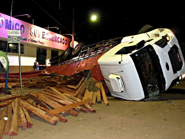 G Caminh O Carregado Madeira Tomba Em Avenida Em Ms Not Cias