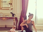 Gisele Bündchen pratica ioga ao lado da filhinha e posta foto para fãs