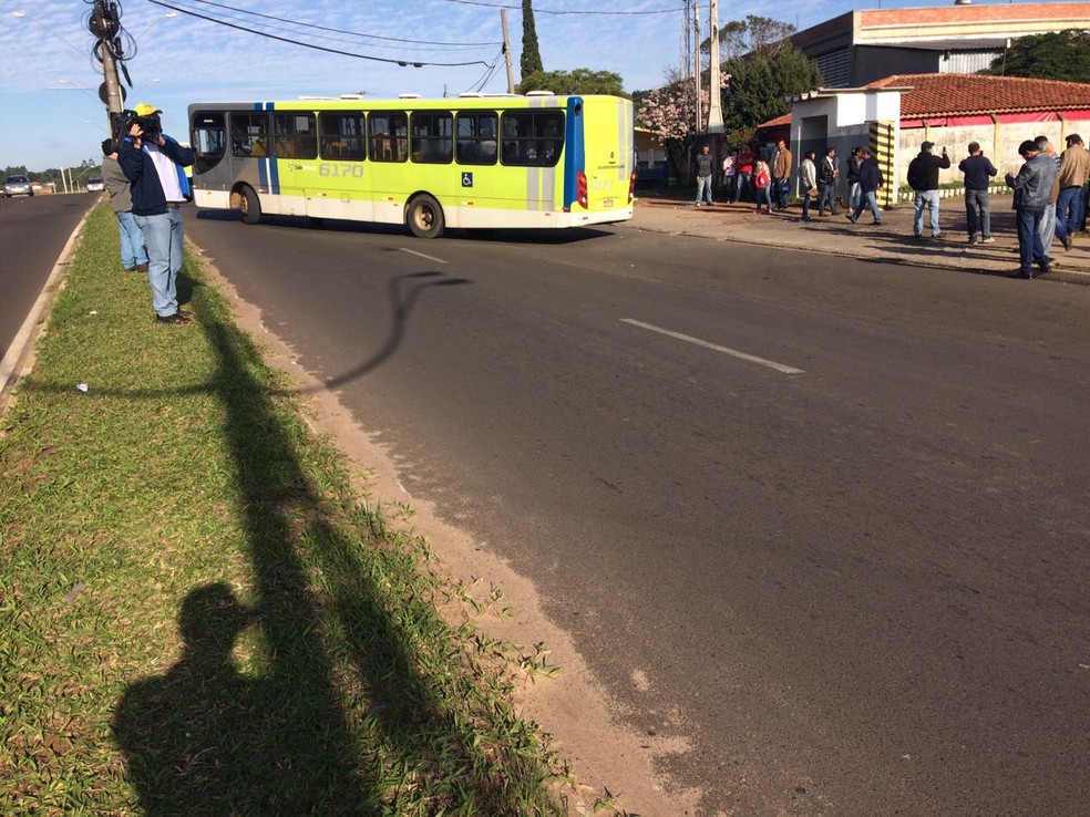 Representantes de sindicatos bloquearam a saída dos ônibus em Botucatu e serviço ficou com atraso (Foto: Romulo D' Ávila/ TV TEM )