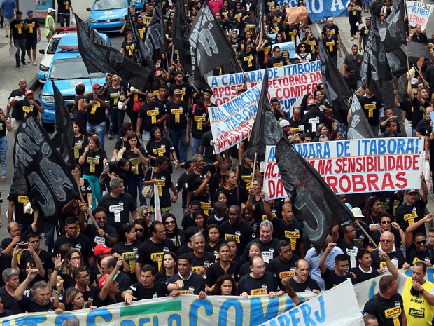 rabalhadores do Complexo Petroquímico do Rio de Janeiro (Comperj) protestam diante da sede da Petrobras, no centro do Rio de Janeiro, nesta segunda-feira (24). Eles paralisaram as obras de construção da planta de processamento de gás da unidade, (Foto: Fábio Motta/Estadão Conteúdo)