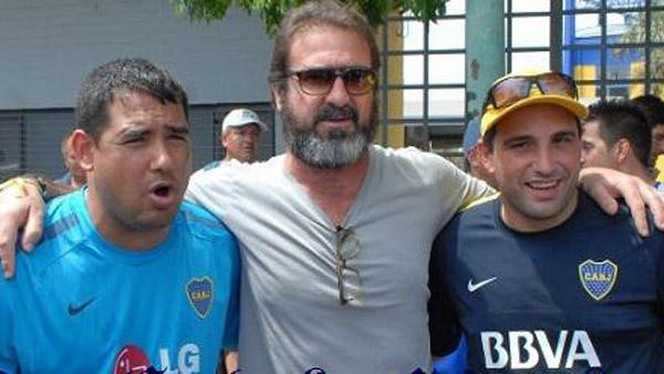 Cantona com torcedores do Boca Juniors (Foto: Reprodução / Twitter)