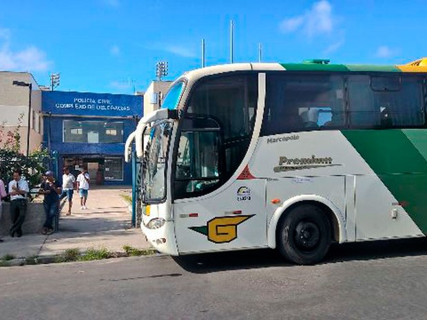 Vítimas prestaram queixa no complexo policial de Feira de Santana nesta manhã (Foto: Ed Santos/Acorda Cidade)