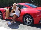 Paris Hilton faz compras de carrão