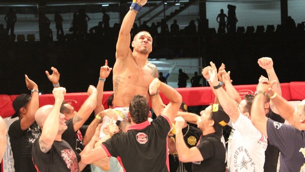 Jorge Macaco comemora título do Predador Fight Championship (Foto: Pedro Júnior/Divulgação)