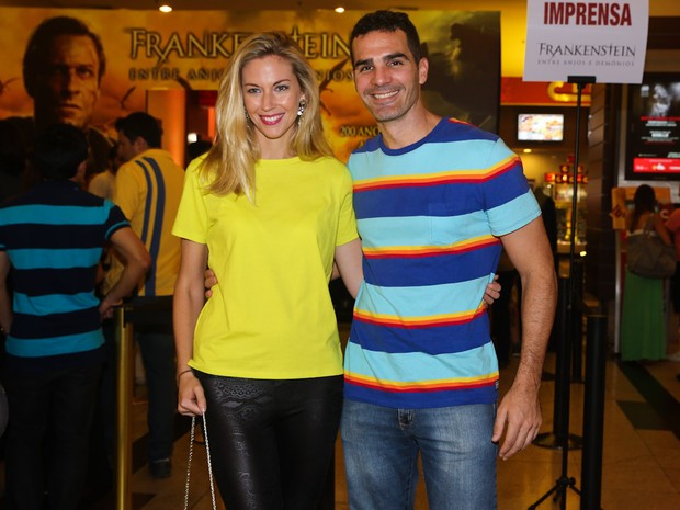 Ex-BBB Ralf com a namorada em pré-estreia de filme em São Paulo (Foto: Manuela Scarpa/ Foto Rio News)
