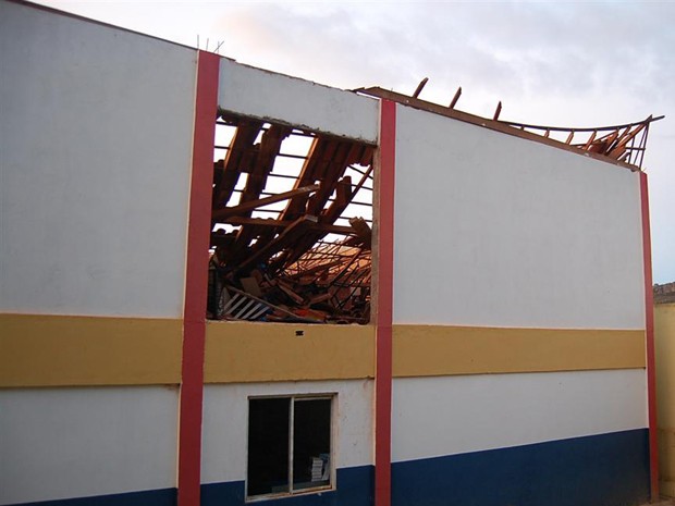 Telhado de escola desaba em Minas Gerais (Foto: Corpo de Bombeiros/Divulgação)