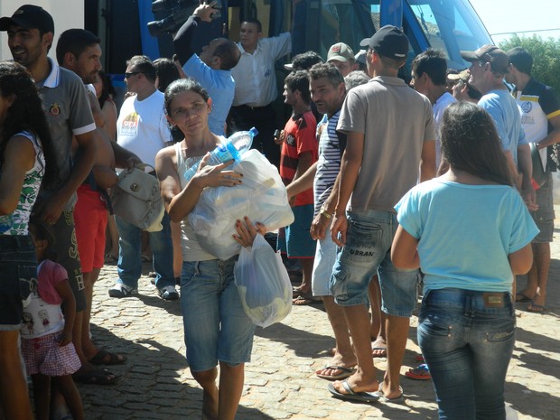 Além de alimentos, os moradores puderam levar para casa água e roupas. (Foto: Divulgação/TV Paraíba)