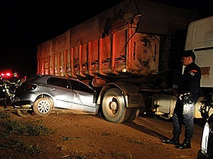 Carro ficou preso entre as rodas do caminhão (Foto: Água Boa News)