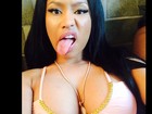 Nicki Minaj faz careta, mas é o decote que chama a atenção em selfies