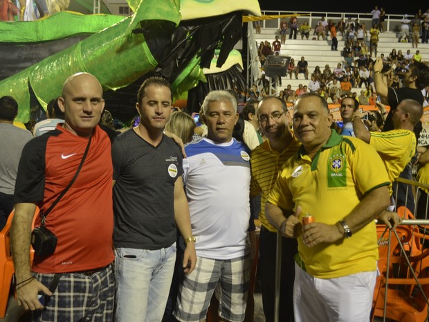 Médicos cubanos foram acompanhar desfile no sambódromo (Foto: Abinoan Santiago/G1)