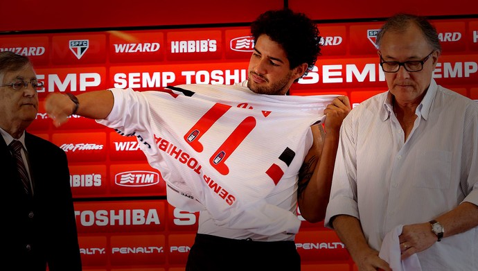 Alexandre Pato São Paulo apresentação (Foto: Marcos Ribolli / Globoesporte.com)