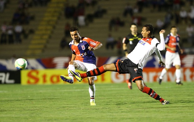 Tiaguinho e Arthur Paraná x Atlético-GO (Foto: Geraldo Bubniak / Ag. Estado)